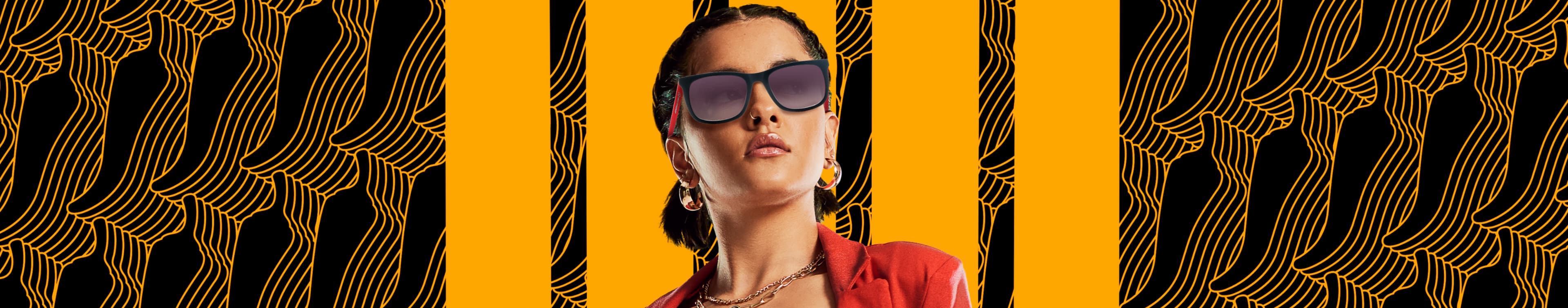 banner mulher estilosa usando óculos da Chillibeans